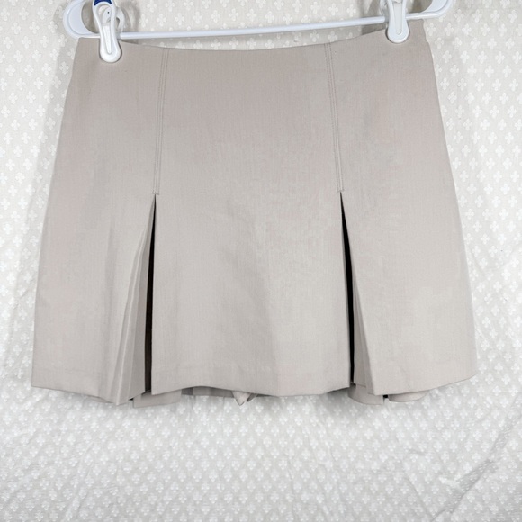 Abercrombie & Fitch Cream‎ Micro Pleated Low Rise Skort - Picture 2 of 5